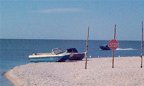 Проезд без остановки запрещен, даже для моторных лодок :-)